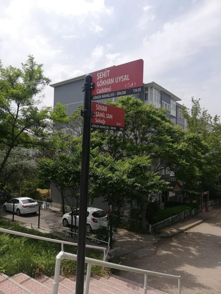 Kaderlerine terk edilmiş  trafik levhaları