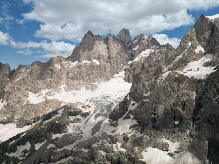 Hakkaride 2 kişi kayboldu Uzman isim uyardı: Buzullarda gezmek ciddi risk