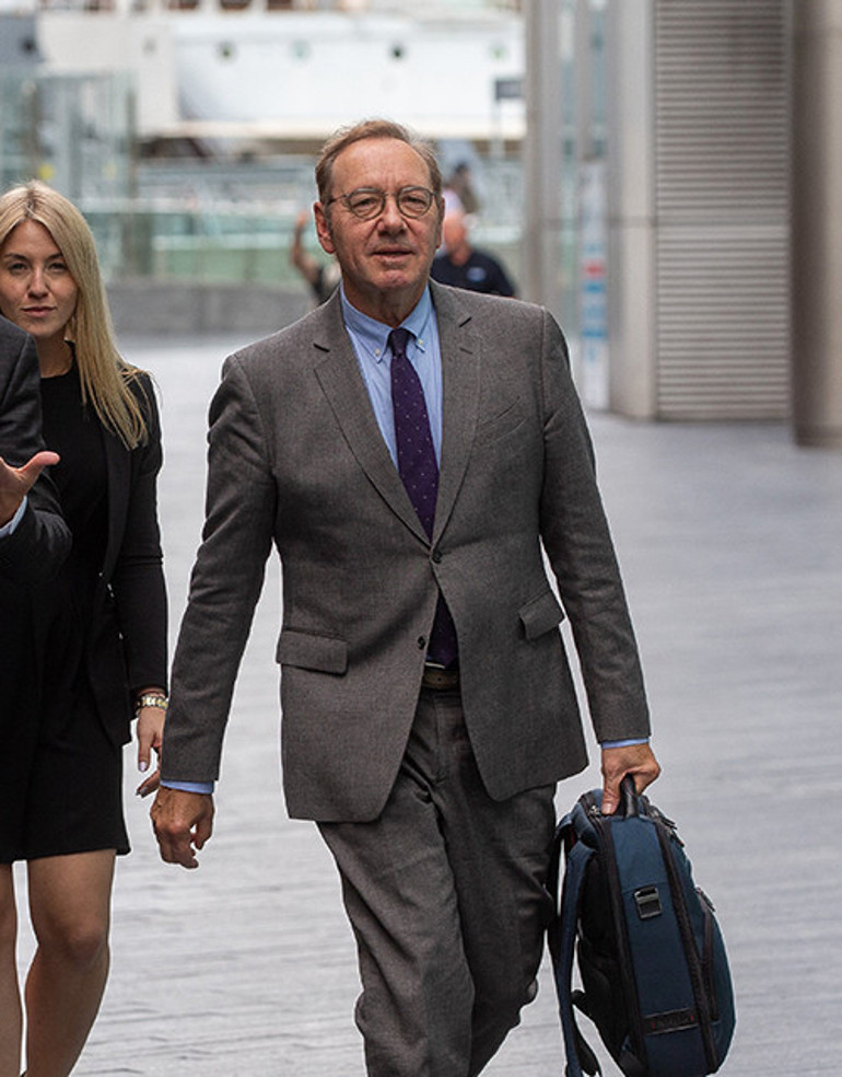 Cinsel tacizle yargılanan ünlü oyuncuya destek geldi: Yıldız şarkıcı mahkemede Kevin Spacey lehine konuştu