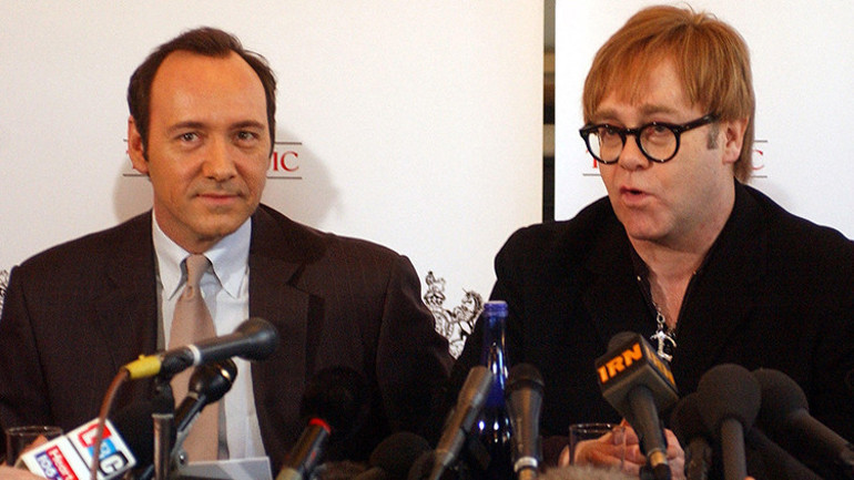 Cinsel tacizle yargılanan ünlü oyuncuya destek geldi: Yıldız şarkıcı mahkemede Kevin Spacey lehine konuştu