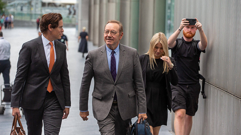 Cinsel tacizle yargılanan ünlü oyuncuya destek geldi: Yıldız şarkıcı mahkemede Kevin Spacey lehine konuştu