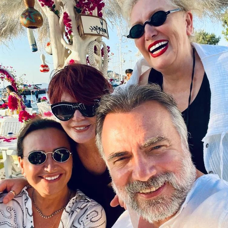 Hep mi güzeliz hep mi çiçek... Ünlü isimler Bodrumda buluştu