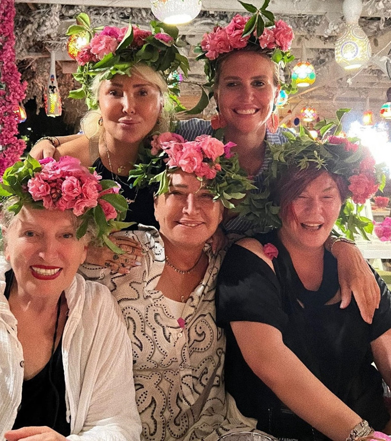 Hep mi güzeliz hep mi çiçek... Ünlü isimler Bodrumda buluştu