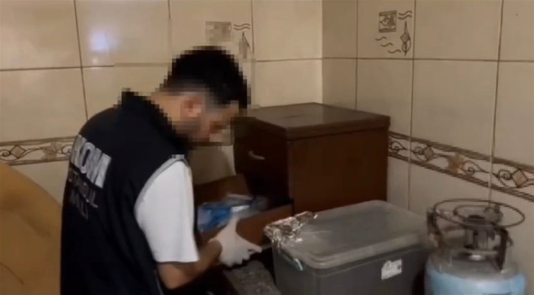 Bağcılarda operasyon: Sahte paralar, mutfak eşyalarının arasına ve lamba arkasına gizlenmiş