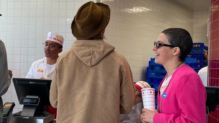 Adı, bitmeyen aşk söylentilerine karışmıştı...Ünlü oyuncunun karnı burnunda: Kapanmadı düğmeler