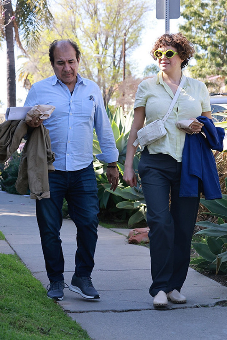 Adı, bitmeyen aşk söylentilerine karışmıştı...Ünlü oyuncunun karnı burnunda: Kapanmadı düğmeler