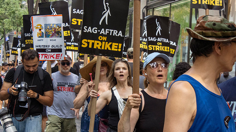 Rol aldığı dizileri milyonlar izledi ama onlar ancak “kuruş” kazanabildi… Ünlü oyuncudan itiraf: Barda çalışmaya mecbur kaldım