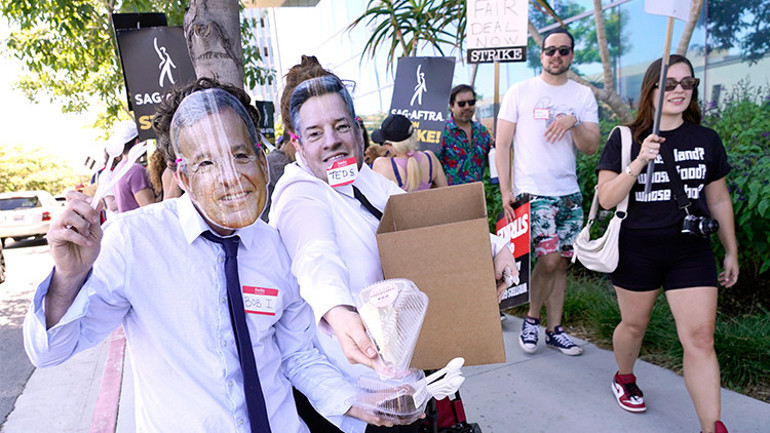 Rol aldığı dizileri milyonlar izledi ama onlar ancak “kuruş” kazanabildi… Ünlü oyuncudan itiraf: Barda çalışmaya mecbur kaldım