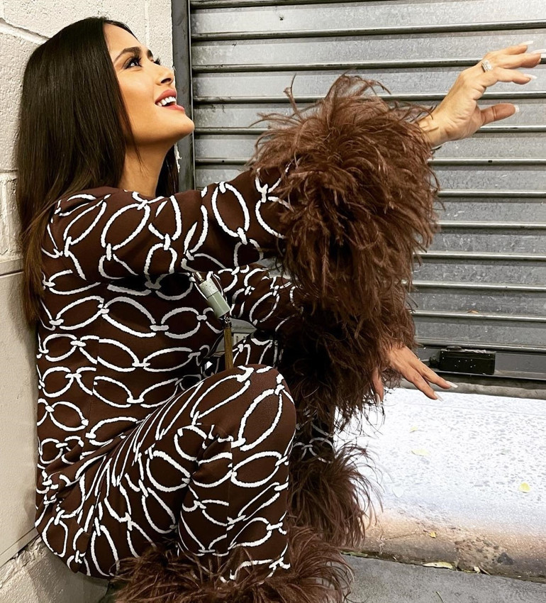 Yaşıtlarına büyükanne rolleri geliyor... 60 yaşına merdiven dayayıp genç kalan yıldızın sırrı açığa çıktı