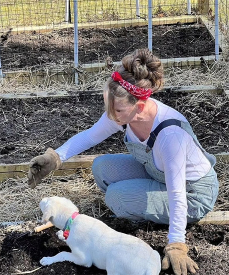 Eski çocuk yıldız, şimdi kulübede yaşıyor... Ne saçını boyuyor, ne makyaj yapıyor: Pis kokulu ve üzgün bir evdi, şimdi yuva oldu