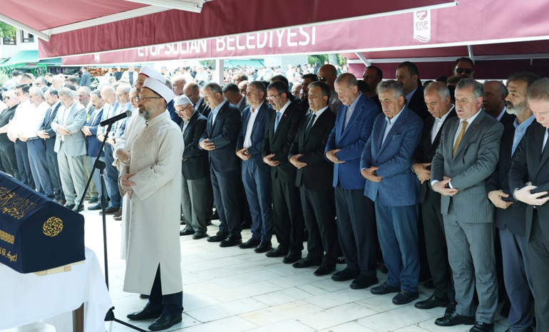 Erdoğan, AK Partili Hayati Yazıcının annesinin cenaze törenine katıldı