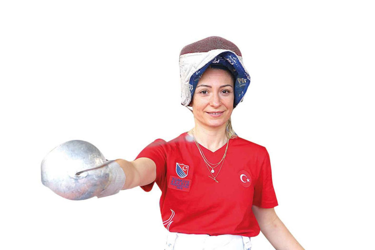 Eskrimci Şenay geri döndü... 14 yıl sonra milli forma