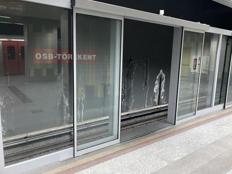 Kızılay istasyonuna peron ayırıcı kapı
