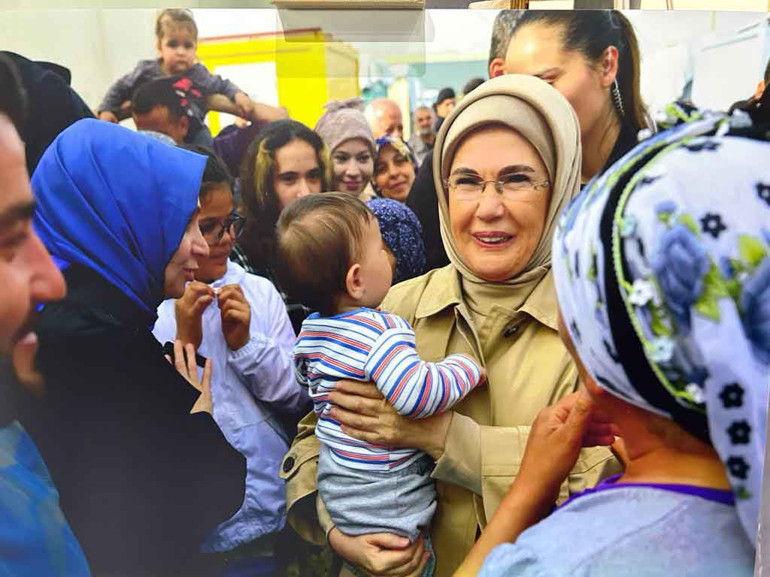 Bu çarşının tüm geliri depremzedeye... Açılışını Emine Erdoğan yaptı