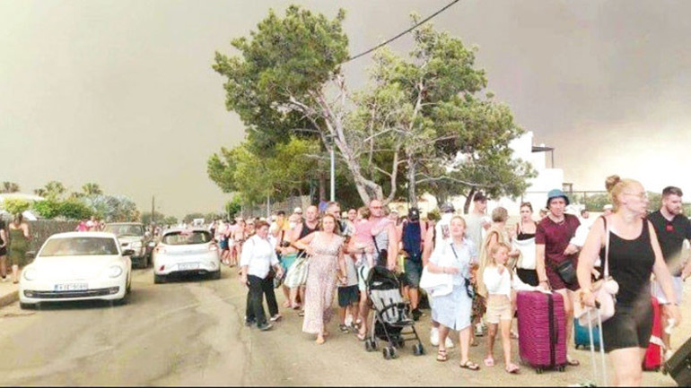Binlerce kişi tahliye edildi... Rodos’ta yangın durdurulamıyor