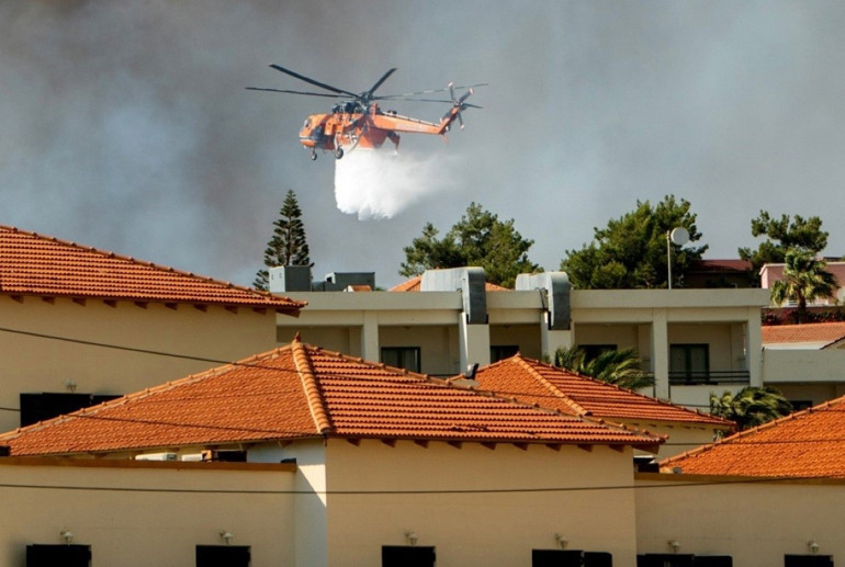 Yunanistan’ın Rodos adasında büyük yangın Binlerce kişi tahliye edildi