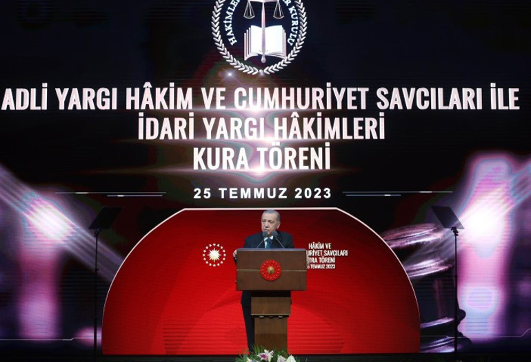 Cumhurbaşkanı Erdoğan’dan yeni hâkim ve savcılara mesaj: Para pul bulunur hak hukuk bulunmaz