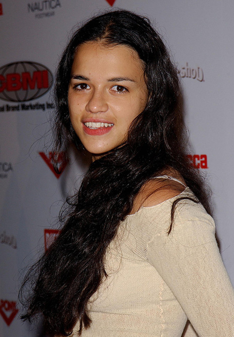 10 çocuklu bir ailenin kızıydı: Dövüşe dövüşe sinemada şöhreti buldu, lüks yatlardan denize atlıyor