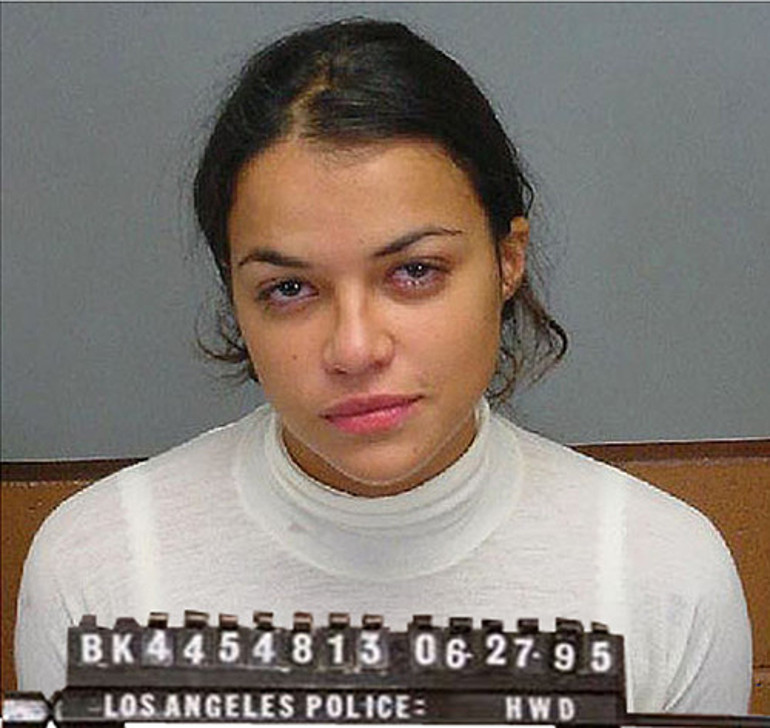 10 çocuklu bir ailenin kızıydı: Dövüşe dövüşe sinemada şöhreti buldu, lüks yatlardan denize atlıyor