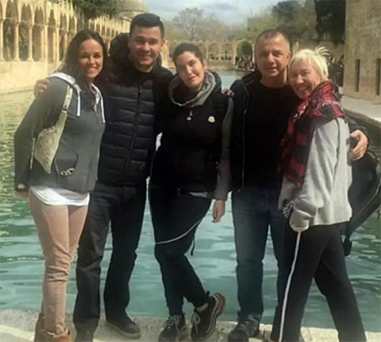 10 çocuklu bir ailenin kızıydı: Dövüşe dövüşe sinemada şöhreti buldu, lüks yatlardan denize atlıyor