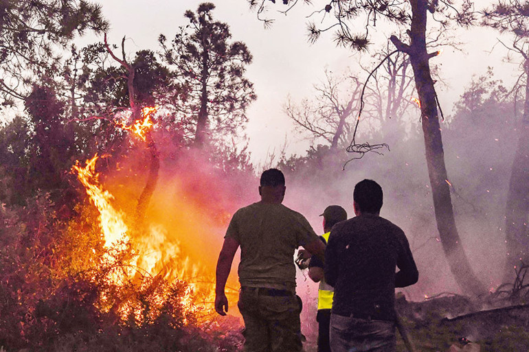 Rodos’ta yangın OHAL’i