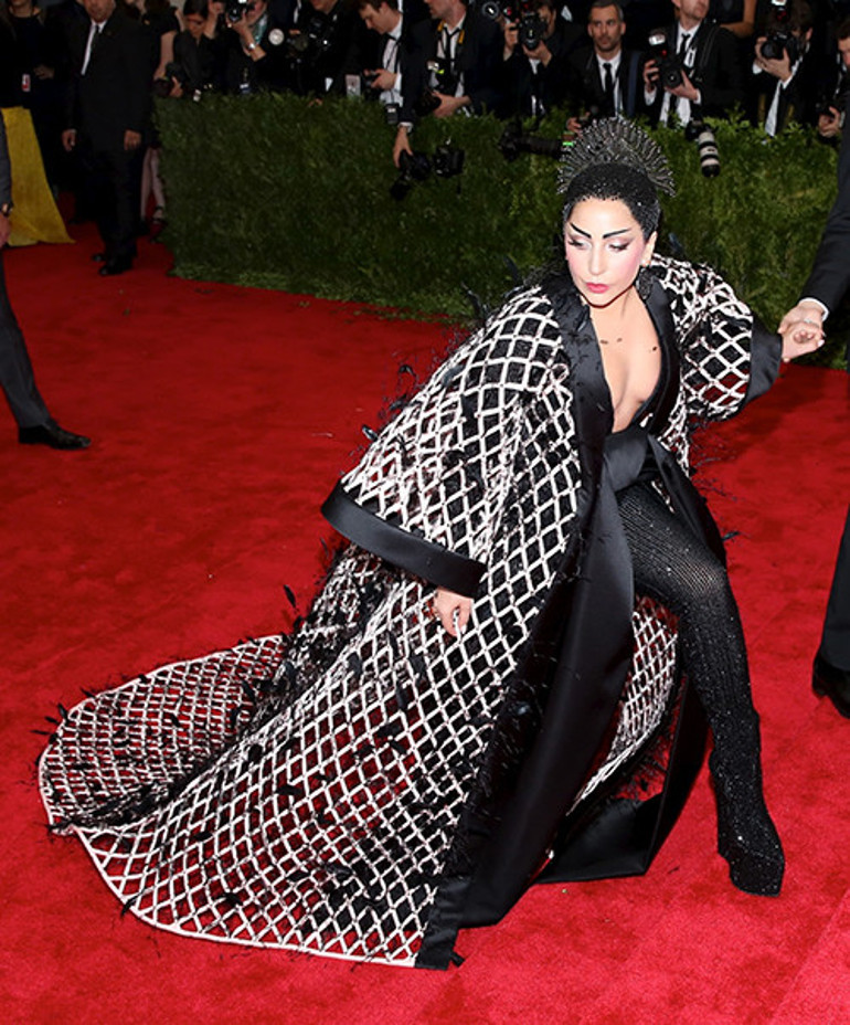 İki kişi fiyongunu çözmüştü: Entrikalı elbiseye kıyamadı, engelleri aşıp elleriyle düzeltti