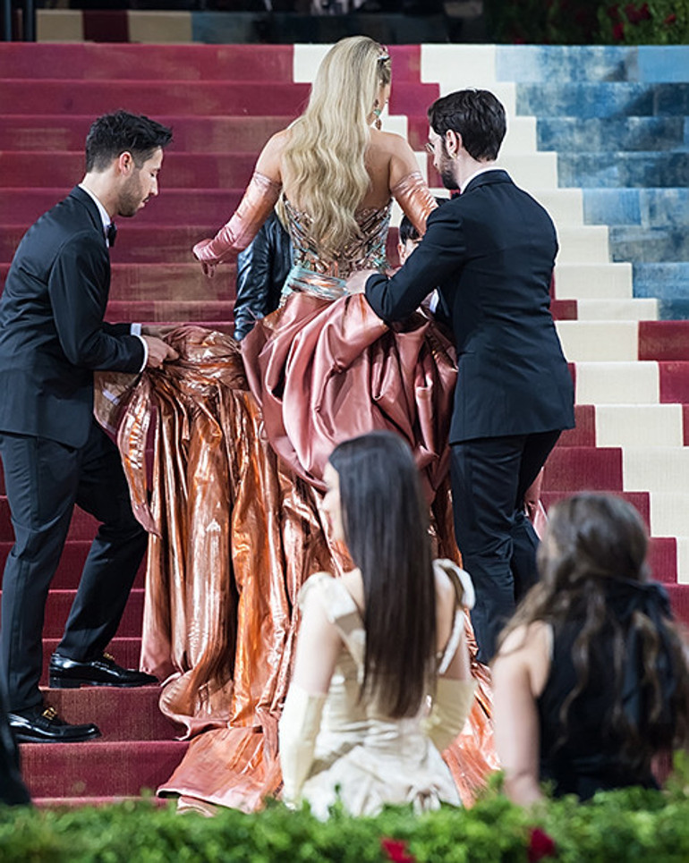 İki kişi fiyongunu çözmüştü: Entrikalı elbiseye kıyamadı, engelleri aşıp elleriyle düzeltti