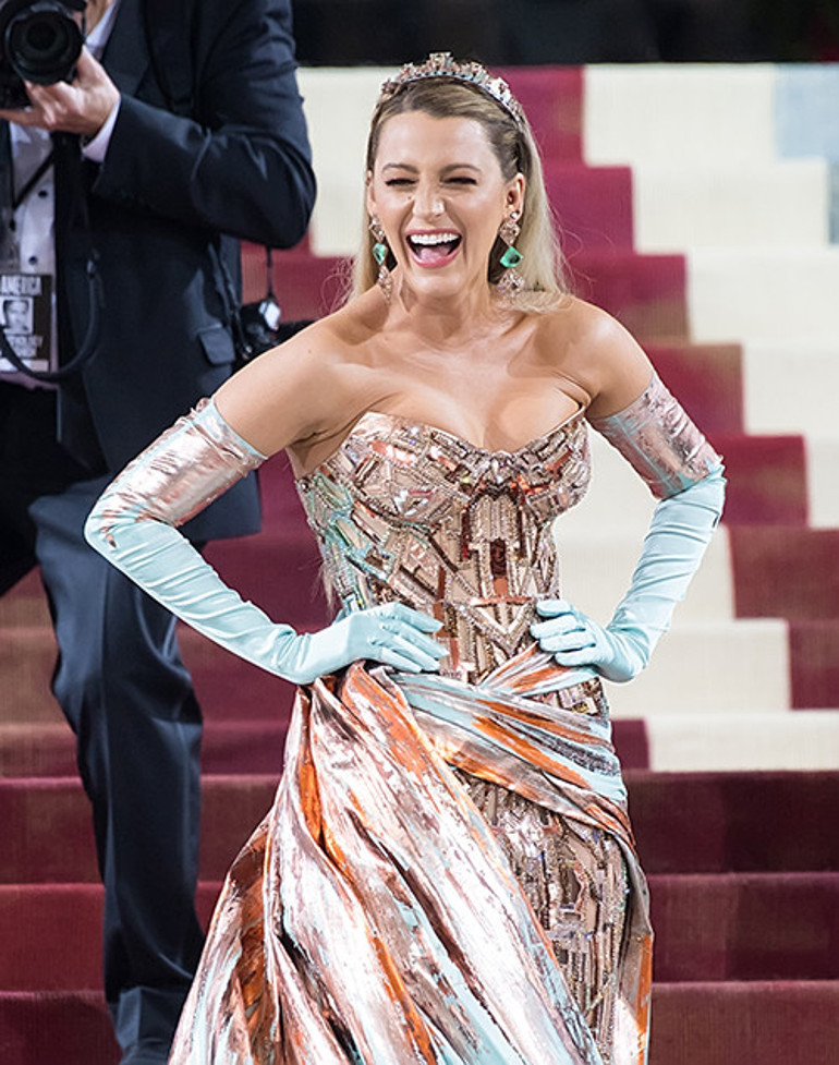 İki kişi fiyongunu çözmüştü: Entrikalı elbiseye kıyamadı, engelleri aşıp elleriyle düzeltti