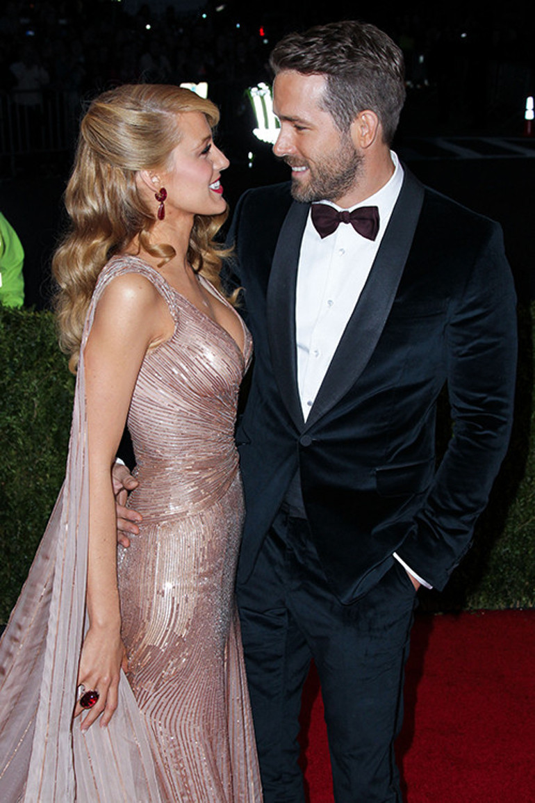 İki kişi fiyongunu çözmüştü: Entrikalı elbiseye kıyamadı, engelleri aşıp elleriyle düzeltti