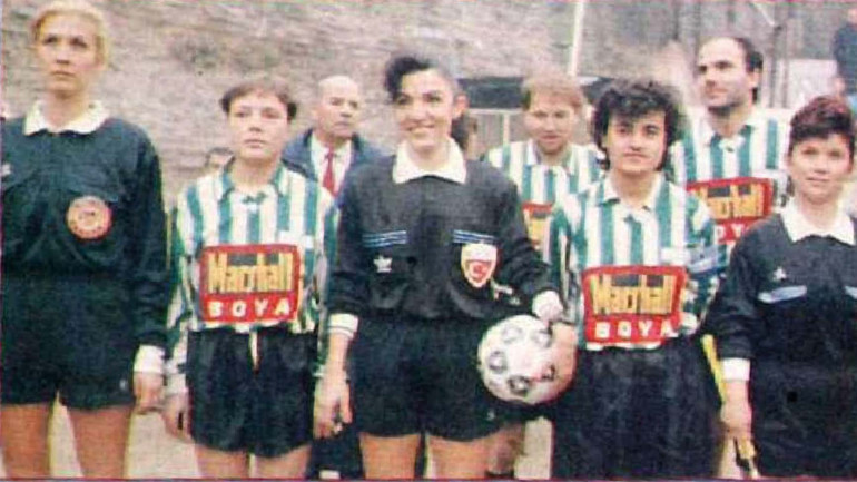 Erkek maçında 2 kadın futbolcu