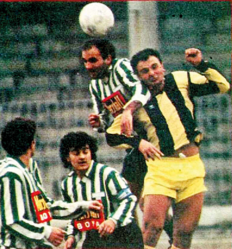 Erkek maçında 2 kadın futbolcu