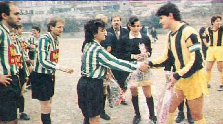 Erkek maçında 2 kadın futbolcu