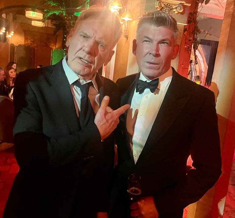 Herkes korkuyla izledi… Yıldız oyuncuya ikizi kadar benzeyen adam bir anda kendini yaktı