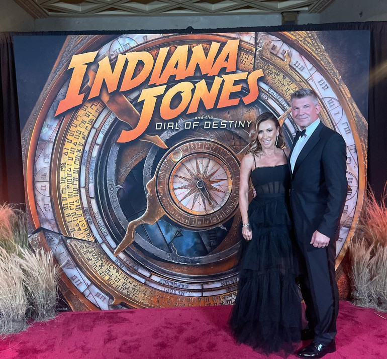 Herkes korkuyla izledi… Yıldız oyuncuya ikizi kadar benzeyen adam bir anda kendini yaktı