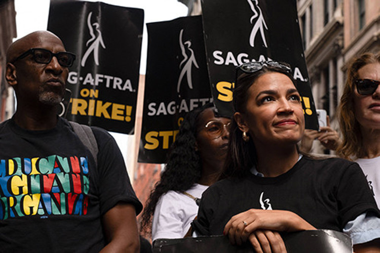 Herkes korkuyla izledi… Yıldız oyuncuya ikizi kadar benzeyen adam bir anda kendini yaktı