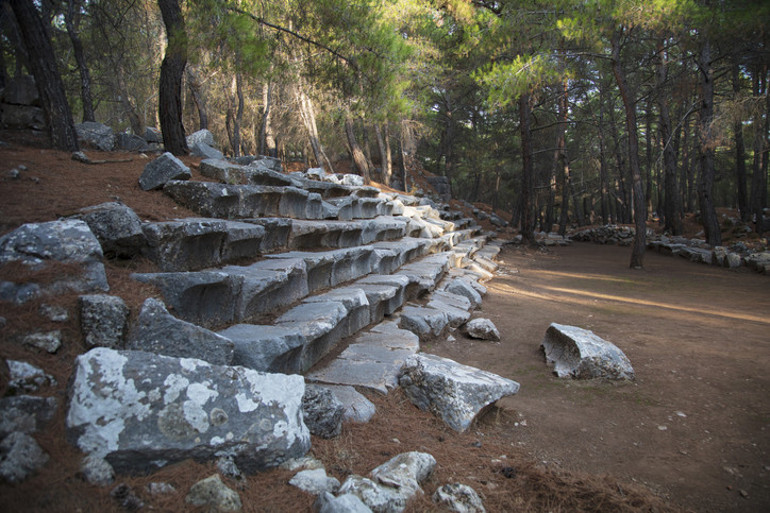 Hem tarihe tanıklık edin hem de deniz keyfi yapın: Sahilinde serinleyeceğiniz antik kentler | 5 ŞEHİR 10 ADRES