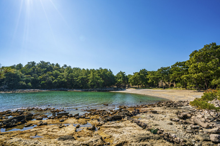 Hem tarihe tanıklık edin hem de deniz keyfi yapın: Sahilinde serinleyeceğiniz antik kentler | 5 ŞEHİR 10 ADRES