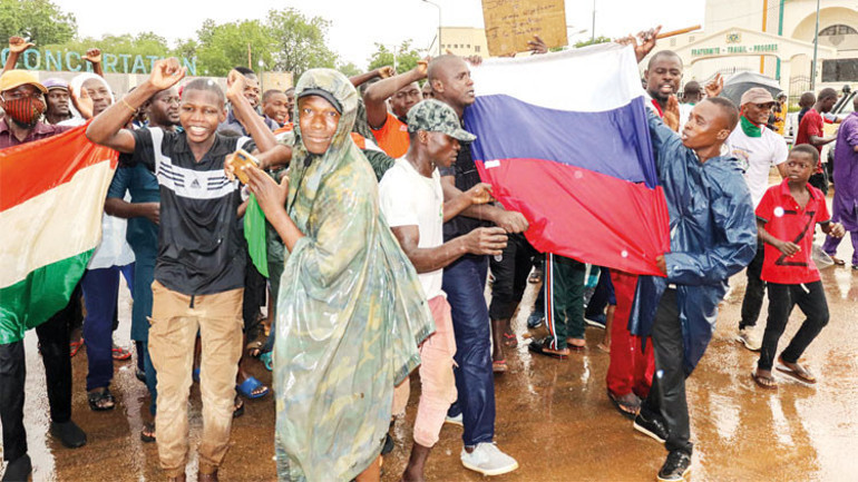Nijer’de siyasi belirsizlik sürüyor: Macron darbecileri vazgeçirmek istiyor