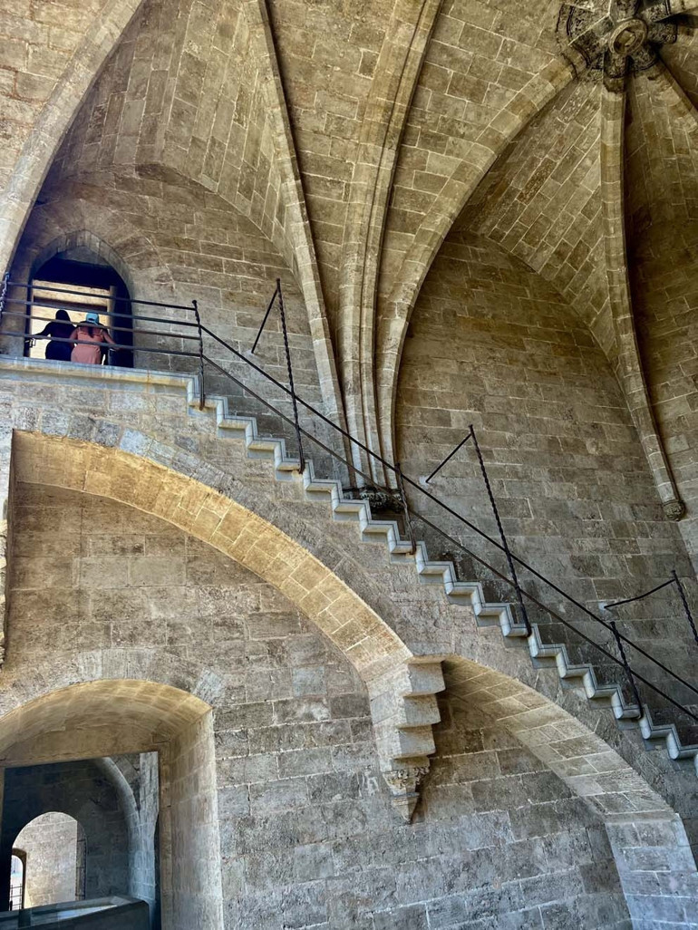 Turia Nehri’nin kenarına kurulmuş tam bir Akdeniz Şehir: Valencia