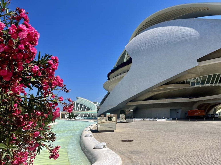Turia Nehri’nin kenarına kurulmuş tam bir Akdeniz Şehir: Valencia