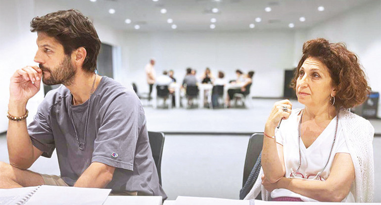 Buğra Gülsoy ile Serhat Teoman yeniden tiyatro sahnesinde