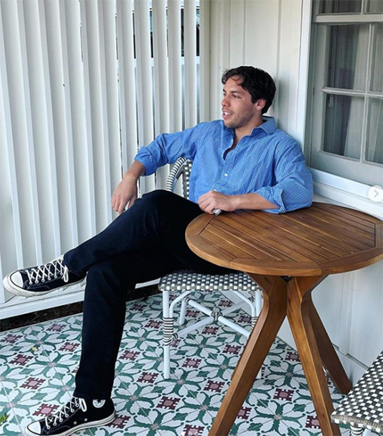 Yuva yıkan yasak aşkın meyvesi olarak tanınmıştı... Bu kez güldürdü: Meraklanmayın, normal kıyafetler de giyiyorum