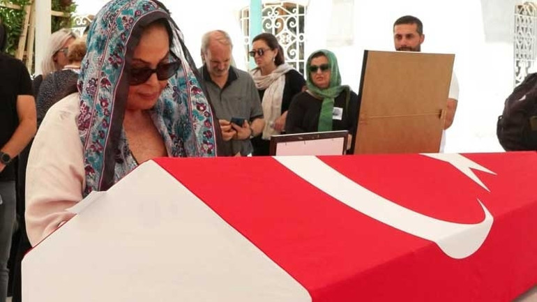 Senarist Safa Önal son yolculuğuna uğurlandı