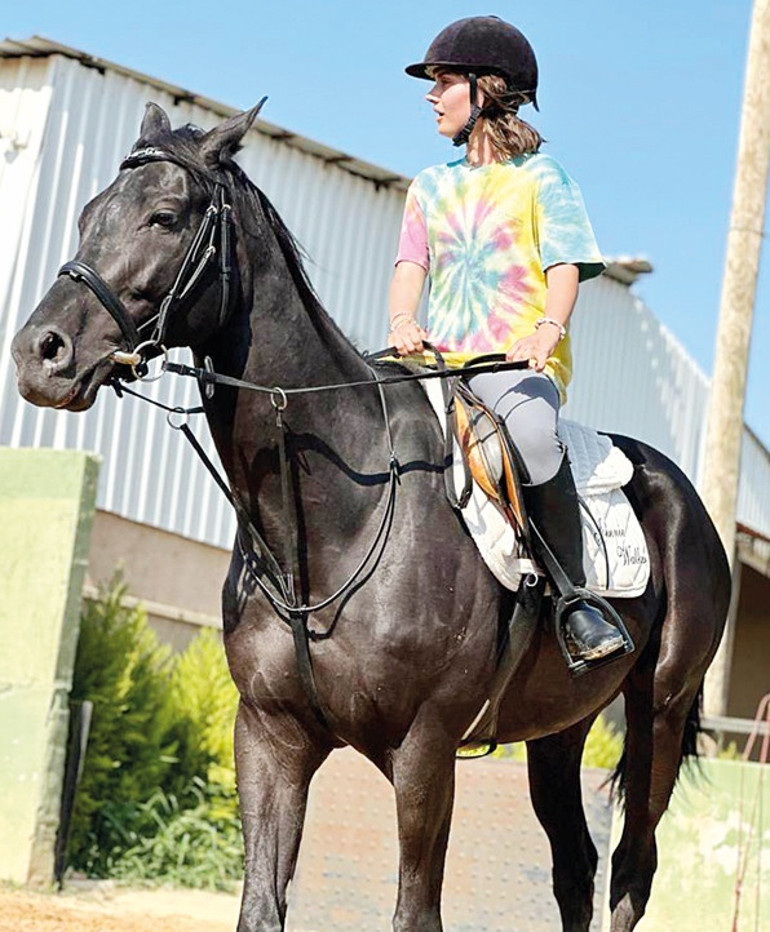 Sevda Erginci depremde kurtarılan atı sahiplendi