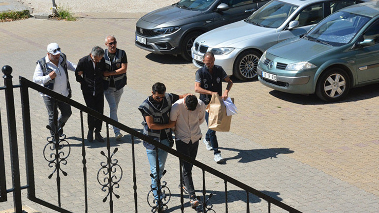 Bilecikte kan donduran olay Sevgilisinin parmaklarını satırla kesti
