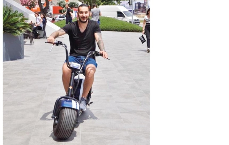Adnan Kaya ve Mete Tamer Omur ile Şezlong Sohbetleri Yazlık tatil beldesinden ziyade Çeşme benim evim