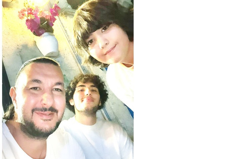 Adnan Kaya ve Mete Tamer Omur ile Şezlong Sohbetleri Yazlık tatil beldesinden ziyade Çeşme benim evim