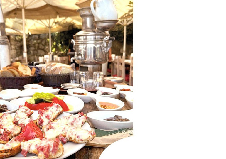 Gezgin - Ferzan Yapkuöz Alaçatı’da kahvaltı bir başkadır