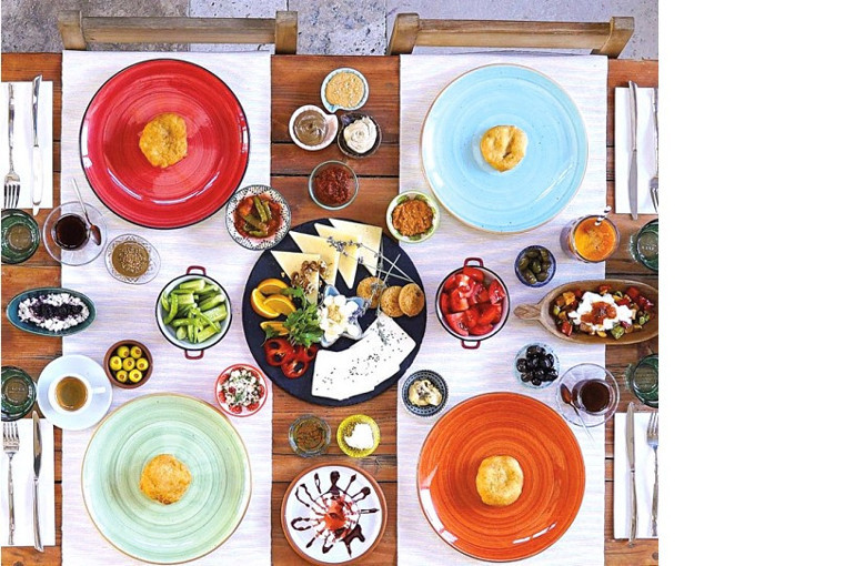 Gezgin - Ferzan Yapkuöz Alaçatı’da kahvaltı bir başkadır