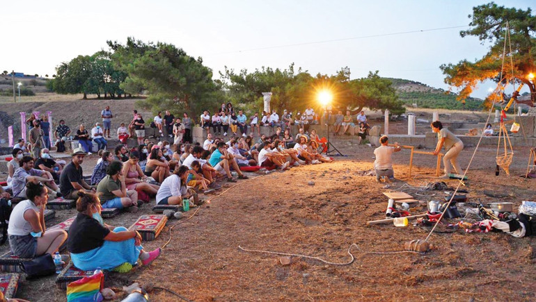 Bergama Tiyatro Festivali  bir arada neşelenmeye çağırıyor